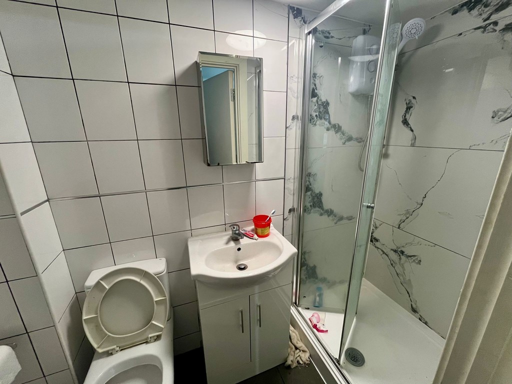 1 bed house share to rent in Grove Road R, Middlesex 2