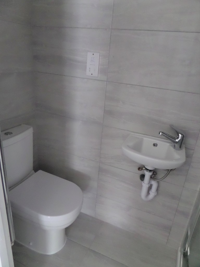 1 bed studio flat to rent in Staines Road, Bedfont 4