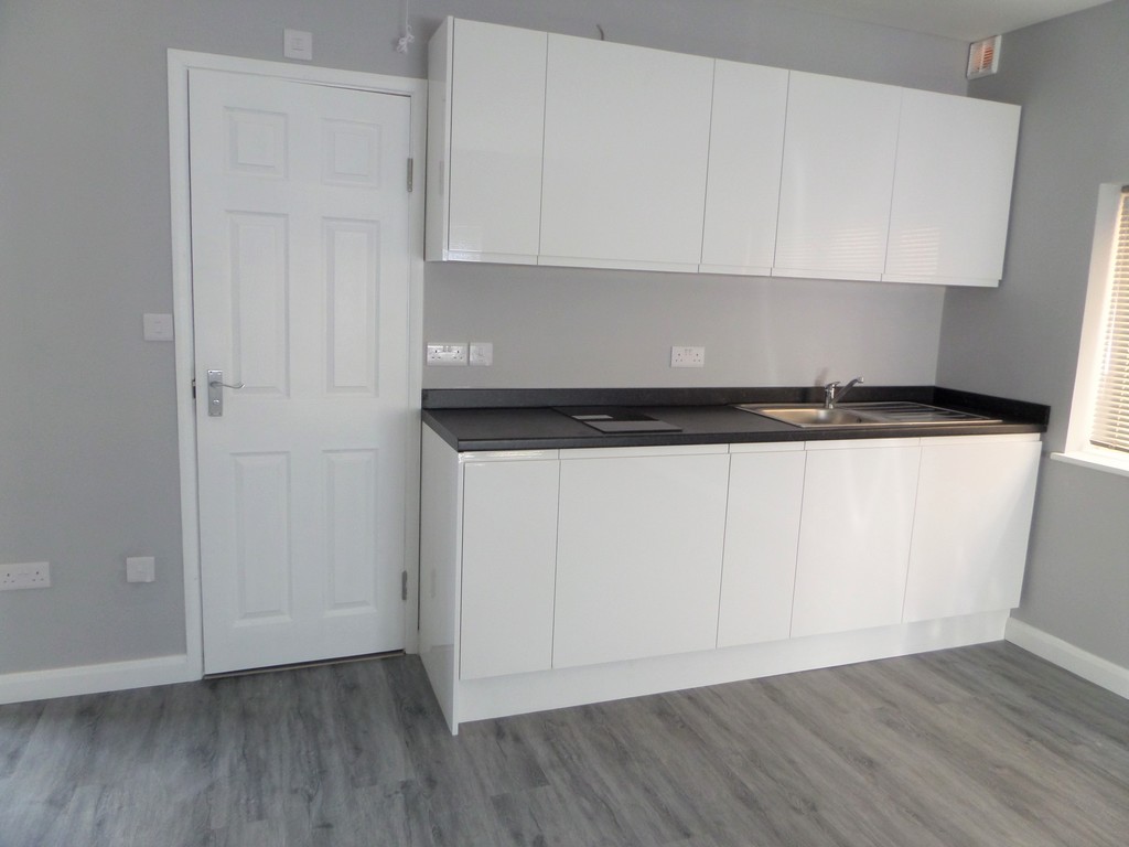 1 bed studio flat to rent in Staines Road, Bedfont 1