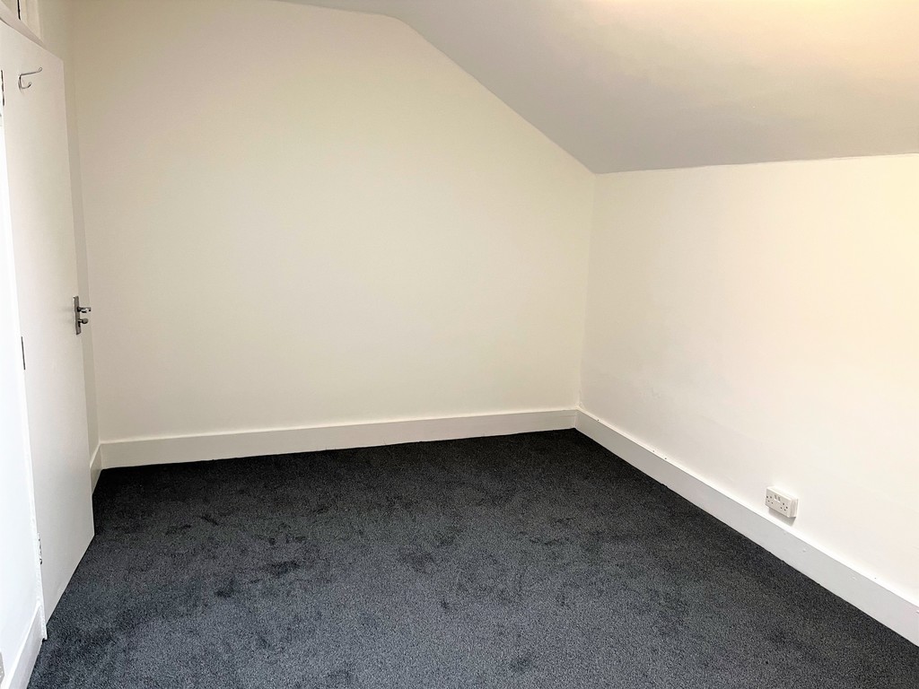3 bed flat to rent in Goldsmith Road, London 2