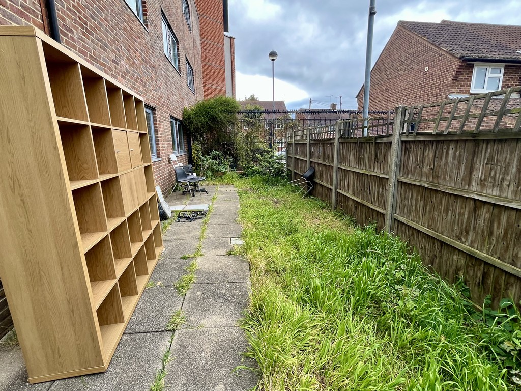2 bed flat to rent in New Road, Feltham 9