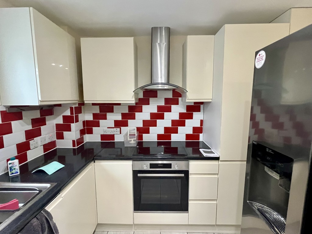2 bed flat to rent in New Road, Feltham 2