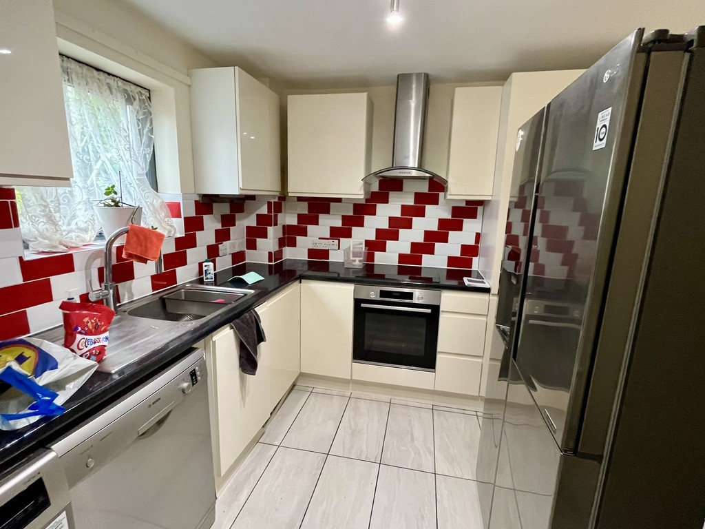 2 bed flat to rent in New Road, Feltham 5