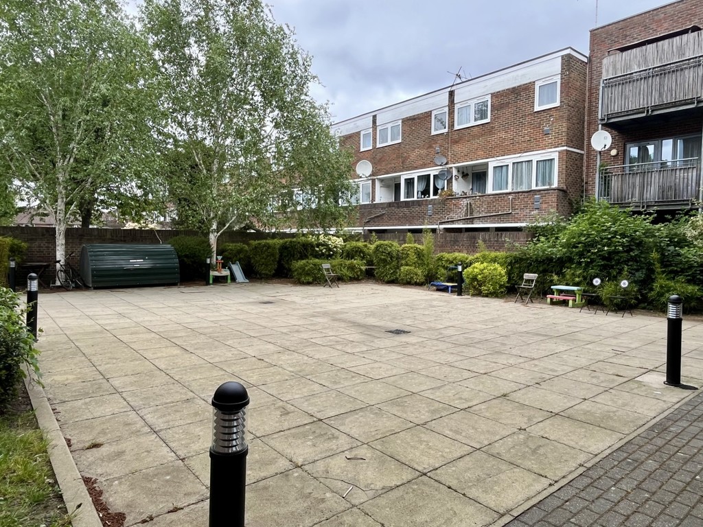 2 bed flat to rent in New Road, Feltham  - Property Image 11