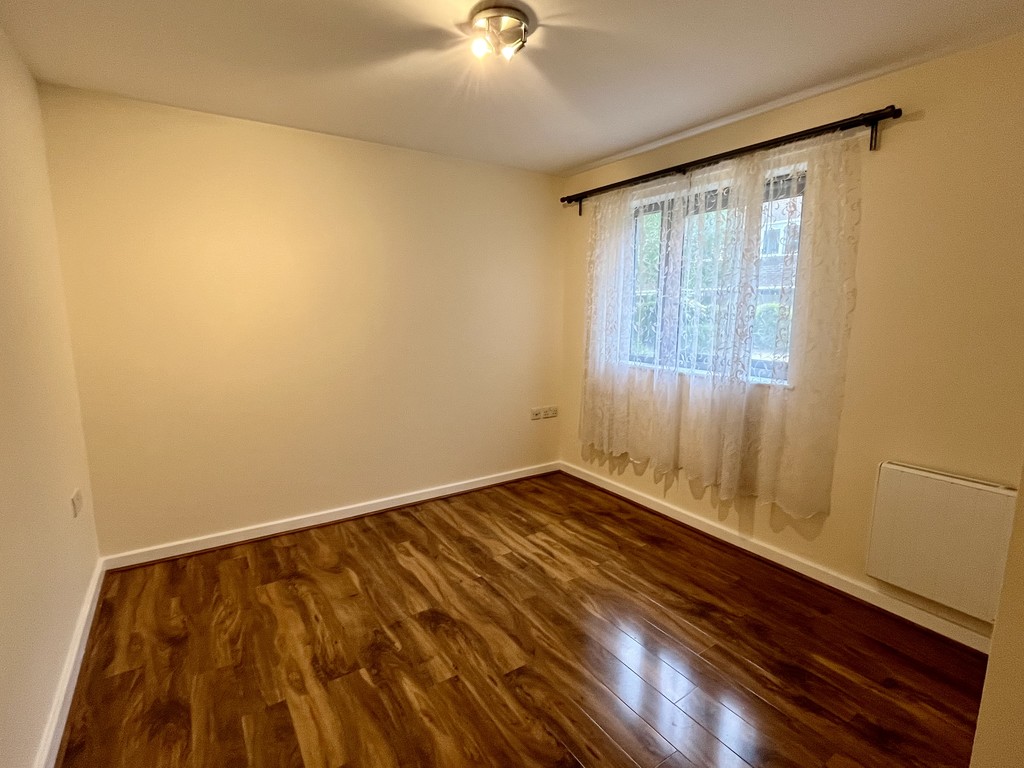 2 bed flat to rent in New Road, Feltham 4