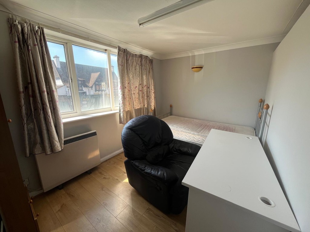 3 bed apartment to rent in High Street, Staines-upon-Thames 3