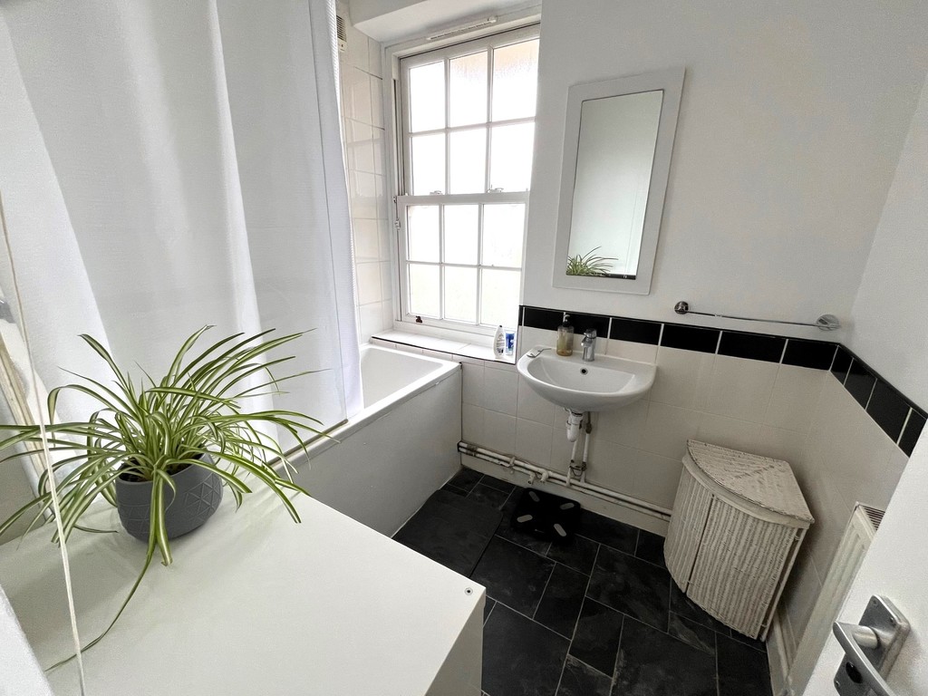 2 bed flat to rent in Carnwath House, Fulham  - Property Image 12