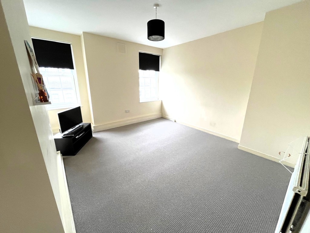 2 bed flat to rent in Carnwath House, Fulham  - Property Image 3