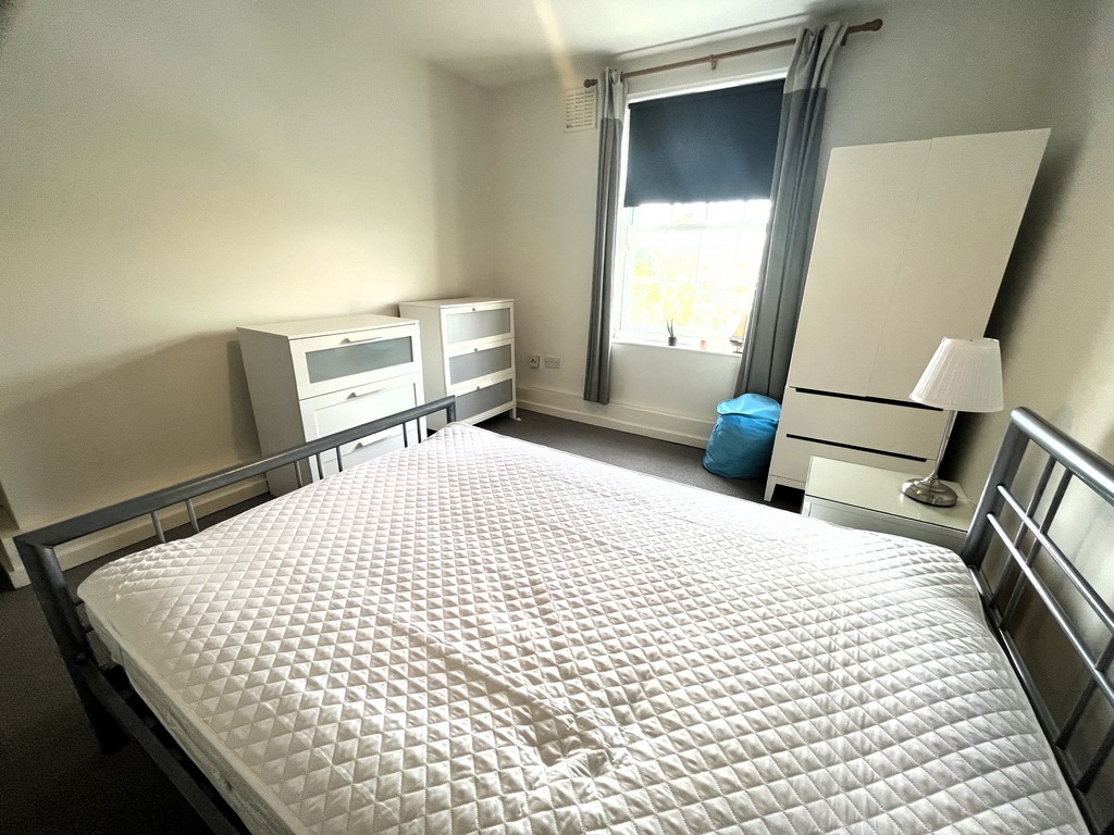 2 bed flat to rent in Carnwath House, Fulham  - Property Image 2
