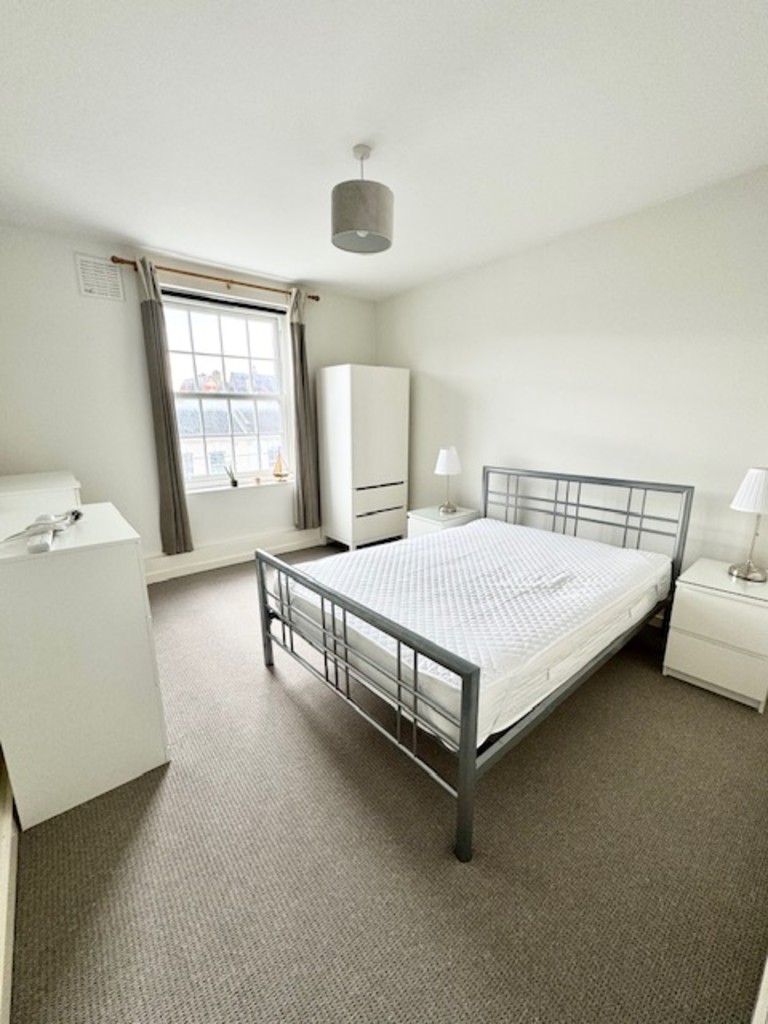 2 bed flat to rent in Carnwath House, Fulham 5