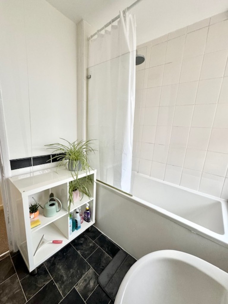 2 bed flat to rent in Carnwath House, Fulham  - Property Image 10