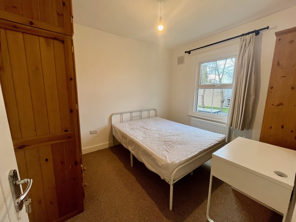 Empire Estates are PLEASED TO OFFER THIS DOUBLE BEDROOM FOR SINGLE OCCUPANCY on STAINES ROAD in Bedfont AVAILABLE IMMEDIATELY. Fully furnished and INCLUSIVE OF ALL BILLS & COUNCIL TAX. Close to local amenities and shops with GREAT TRANSPORT LINKS to surrounding areas. Benefits from shared FITTED KITCHEN and Modern Bathroom/WC. Early viewings are highly recommended.