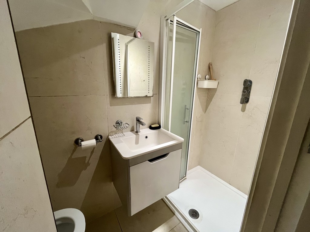 1 bed house share to rent in Staines Road, Feltham  - Property Image 3