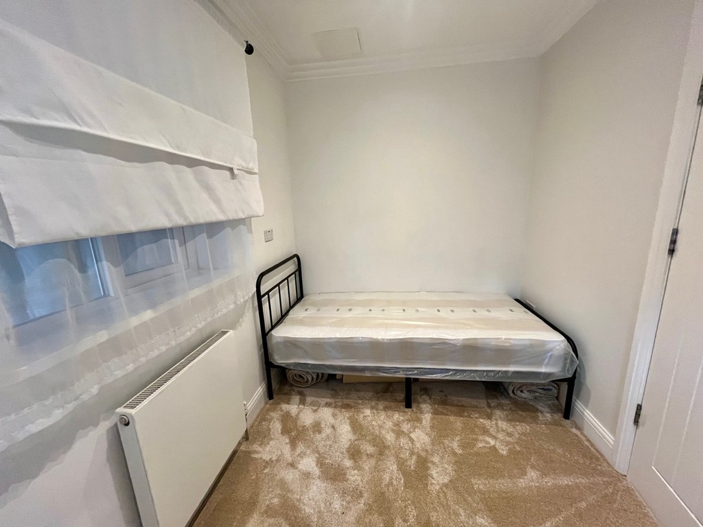 Empire Estates are PLEASED TO OFFER THIS SINGLE BEDROOM FOR SINGLE OCCUPANCY on STAINES ROAD in Bedfont AVAILABLE IMMEDIATELY. Fully furnished and INCLUSIVE OF ALL BILLS & COUNCIL TAX. Close to local amenities and shops with GREAT TRANSPORT LINKS to surrounding areas. Benefits from shared FITTED KITCHEN and Modern Bathroom/WC. Early viewings are highly recommended.
