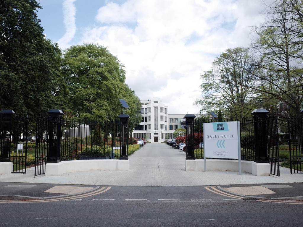 3 bed apartment for sale in Hayes Village, Hayes, Middlesex 2