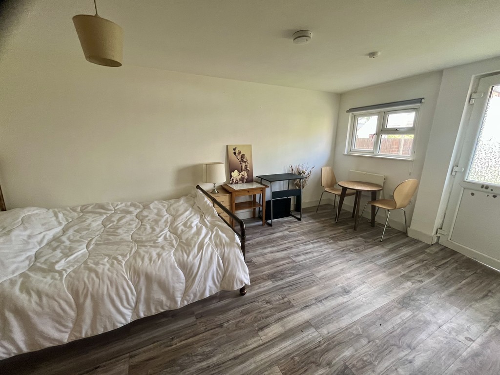1 bed flat to rent in Bath Road, Middlesex  - Property Image 2