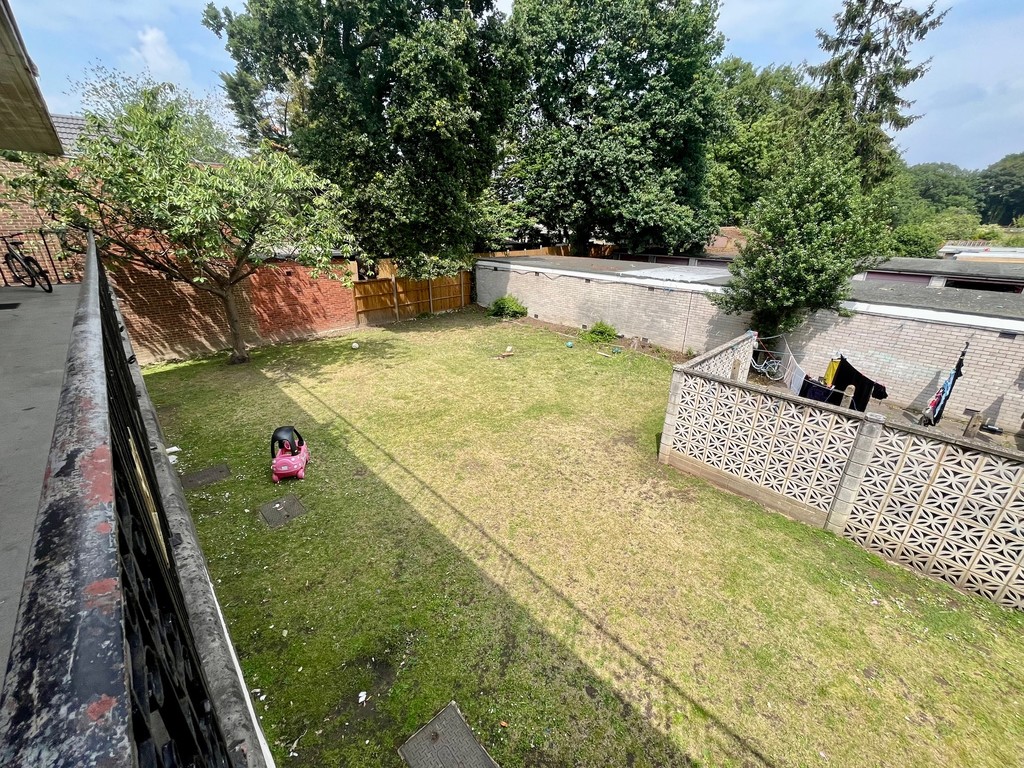 2 bed flat for sale in Bath Road, Hounslow  - Property Image 2