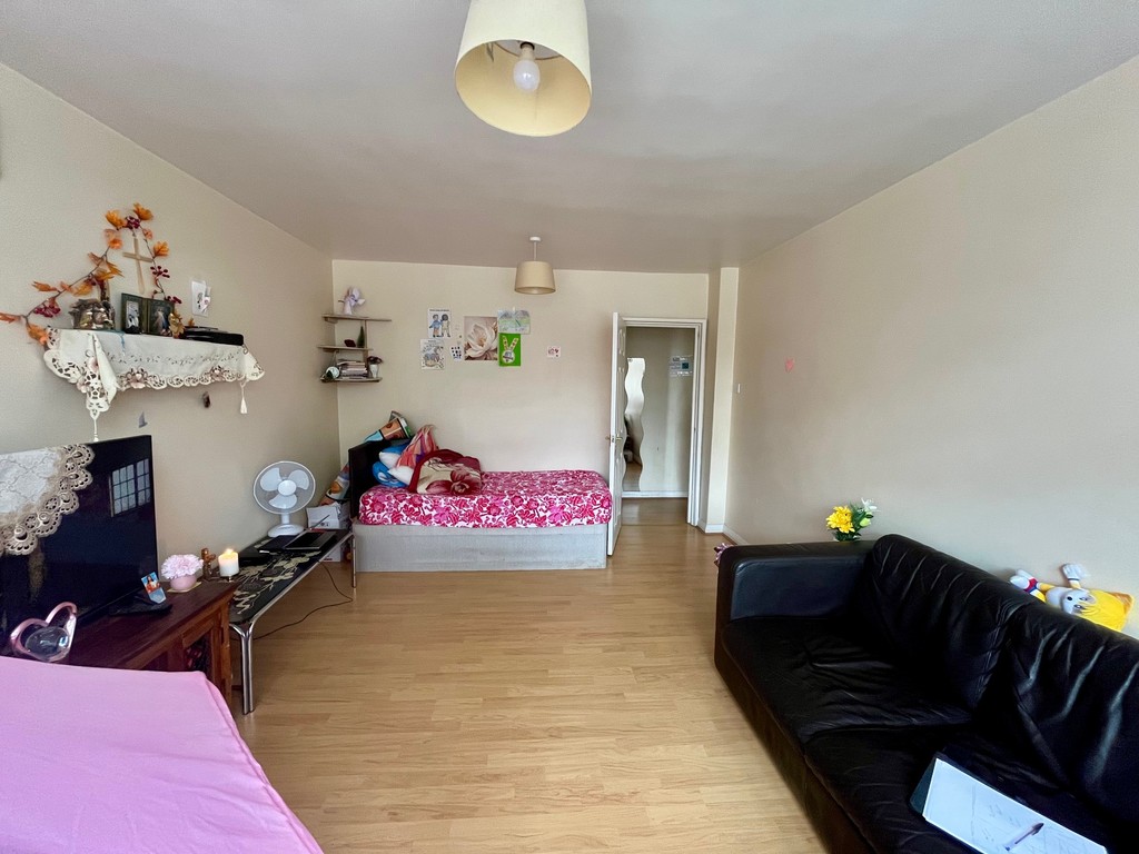 2 bed flat for sale in Bath Road, Hounslow  - Property Image 3