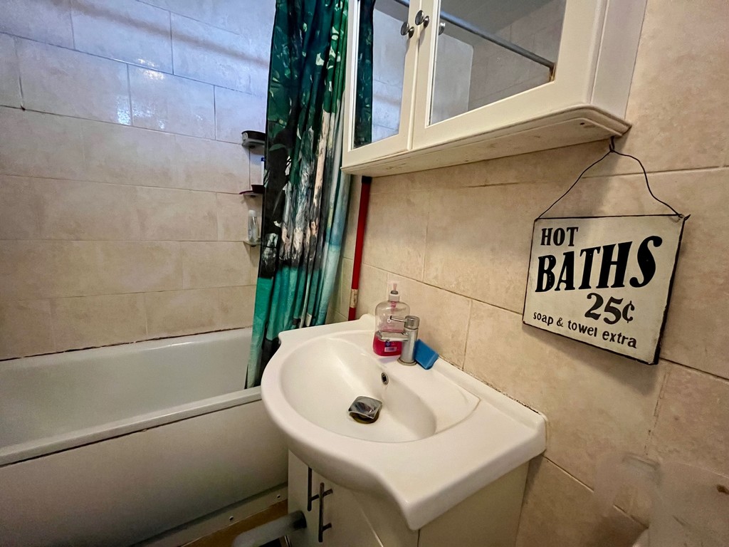 2 bed flat for sale in Bath Road, Hounslow  - Property Image 12