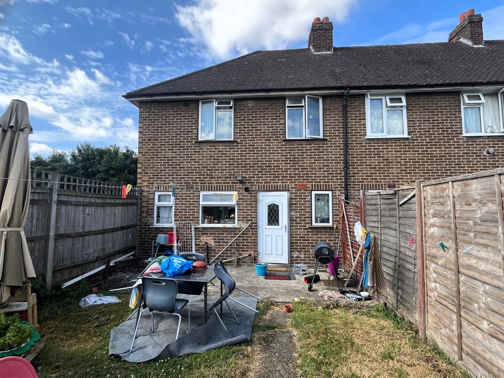 3 bed end of terrace house for sale in Minet Drive, Hayes 1