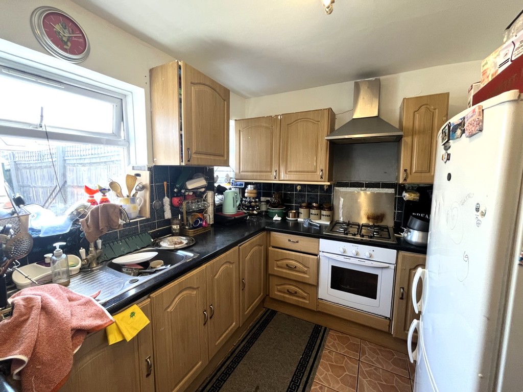 3 bed end of terrace house for sale in Minet Drive, Hayes  - Property Image 4