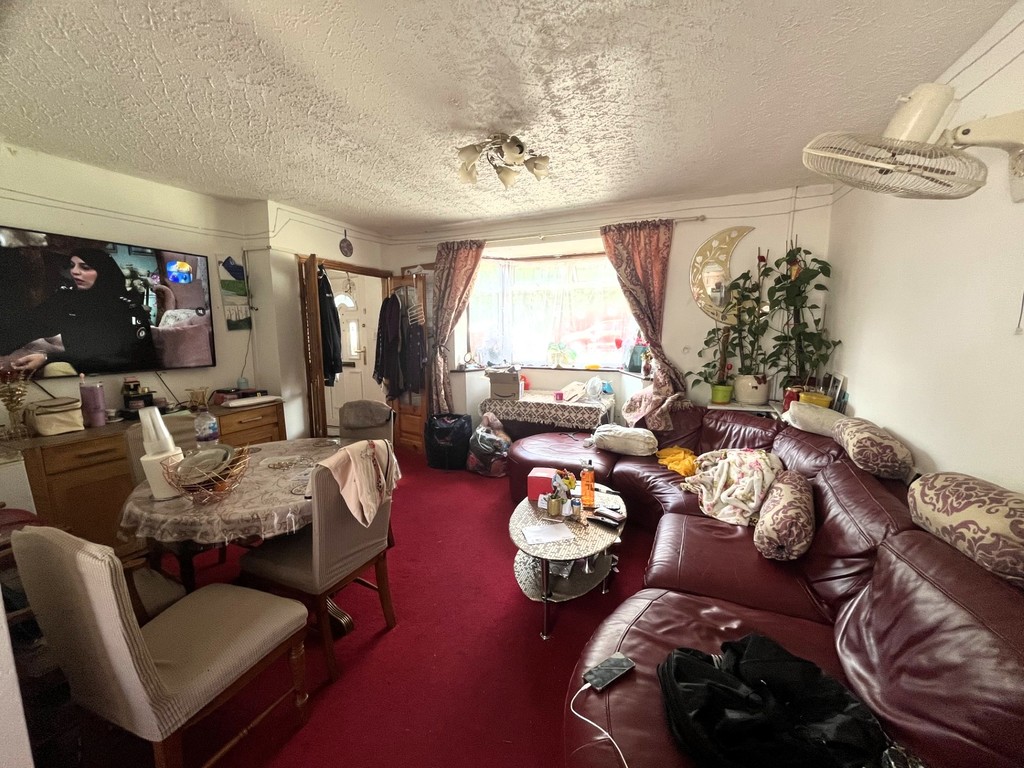 3 bed end of terrace house for sale in Minet Drive, Hayes 4