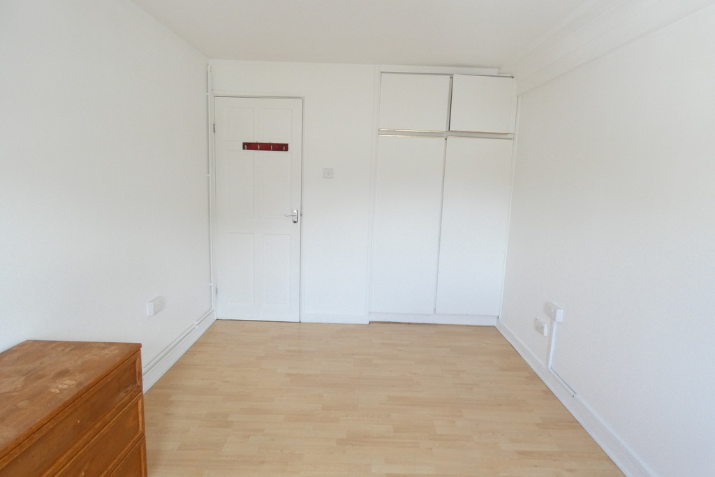 2 bed apartment to rent in Redwood Estates, Heston  - Property Image 8