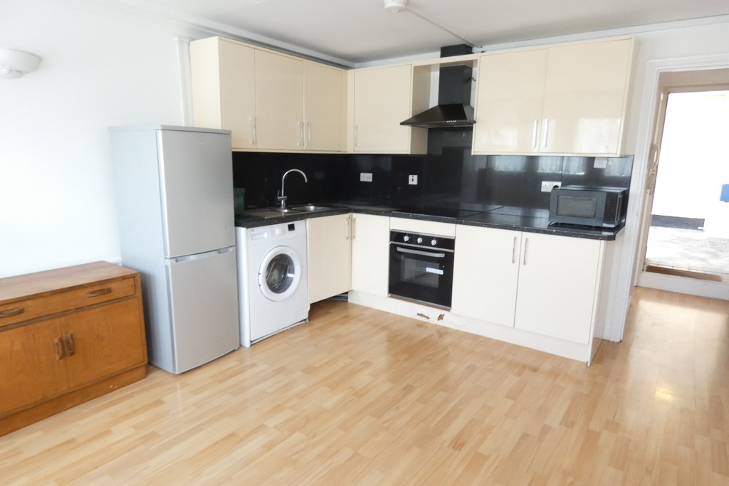 2 bed apartment to rent in Redwood Estates, Heston 1