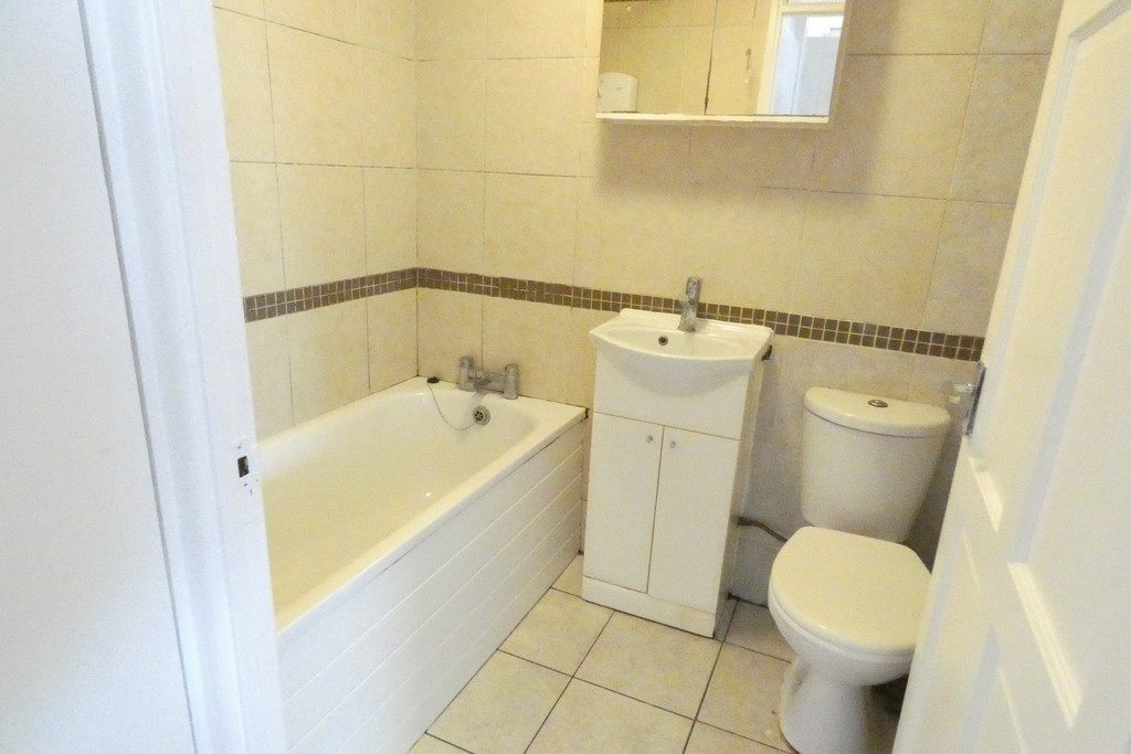 2 bed apartment to rent in Redwood Estates, Heston  - Property Image 3