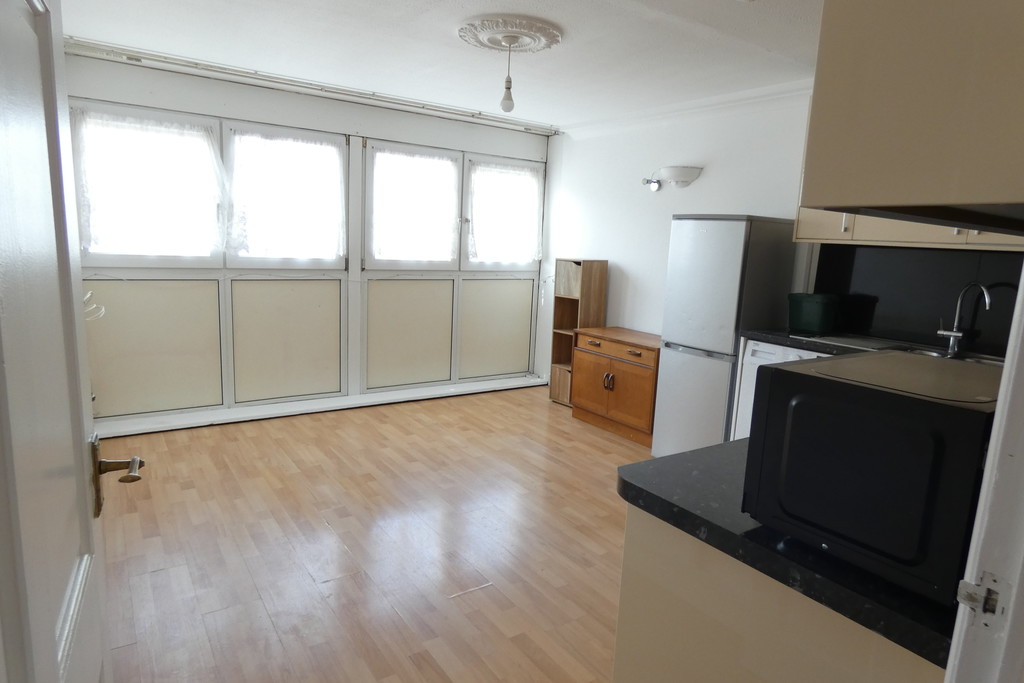 2 bed apartment to rent in Redwood Estates, Heston 4