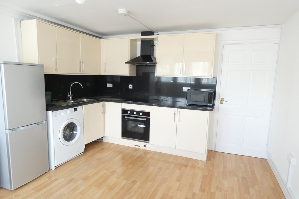 2 bed apartment to rent in Redwood Estates, Heston 5