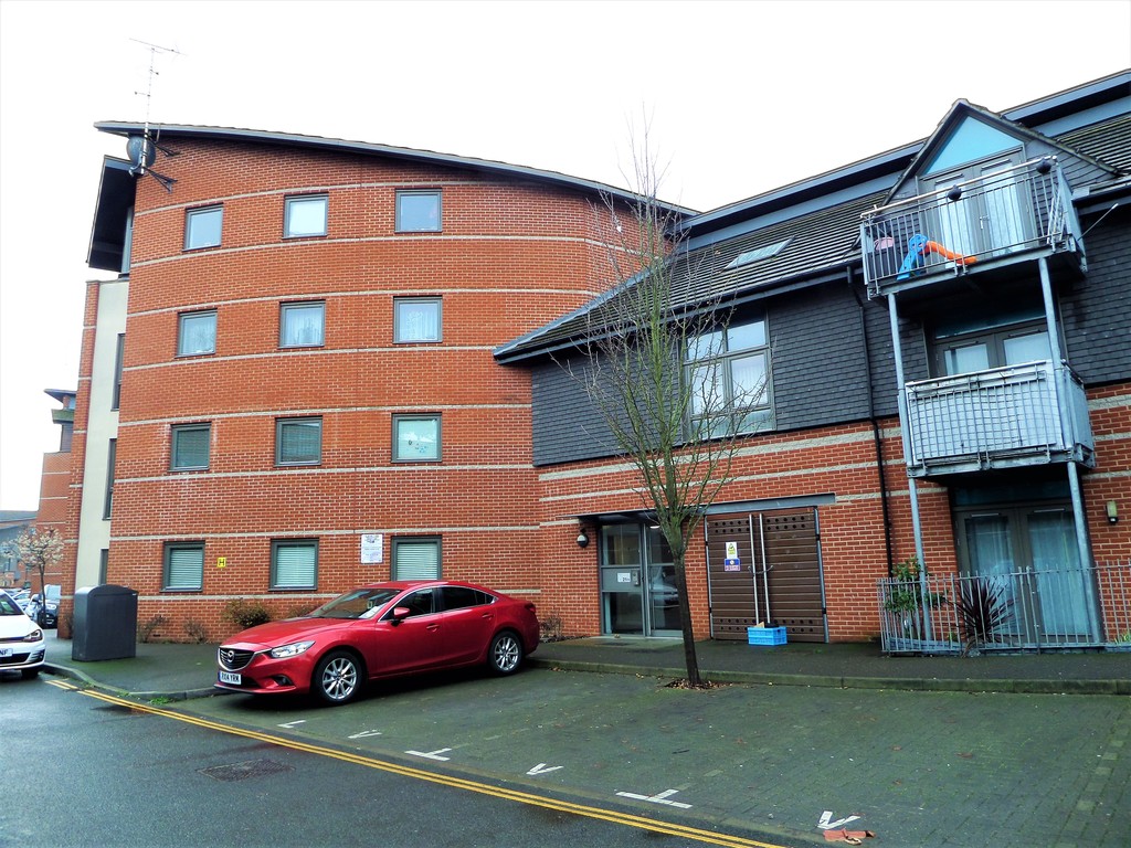 2 bed apartment for sale in Page Road, Feltham - Property Image 1