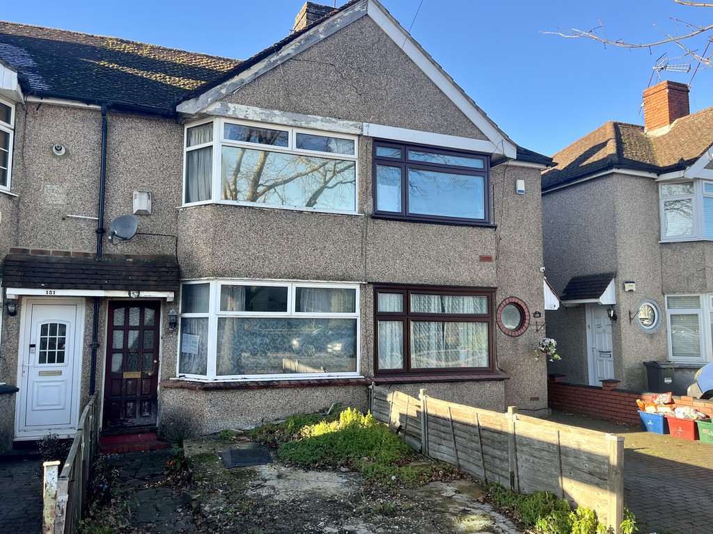 Empire Estates are DELIGHTED TO OFFER THIS 2 BED MID TERRACED HOME FOR SALE IN HANWORTH. Comprises large Living Room with OPEN PLAN FITTED KITCHEN, On the first floor there is 2 Good Sized Bedrooms and Bathroom/WC. Benefits from large rear garden and potential to extend subject to usual planning consents. The property is in need of modernisation as reflected in the asking price. Council Tax Band C Approx £ 1854.06 per annum. Early viewings are HIGHLY RECOMMENDED.