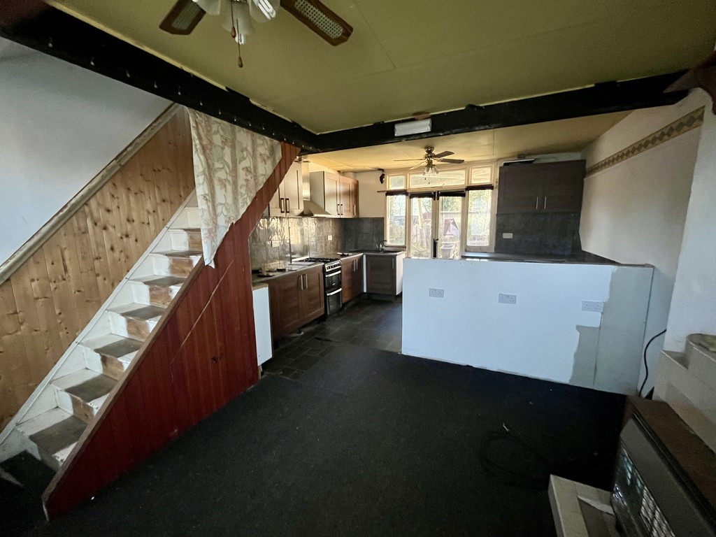 2 bed terraced house for sale in Hounslow Road, Feltham 2