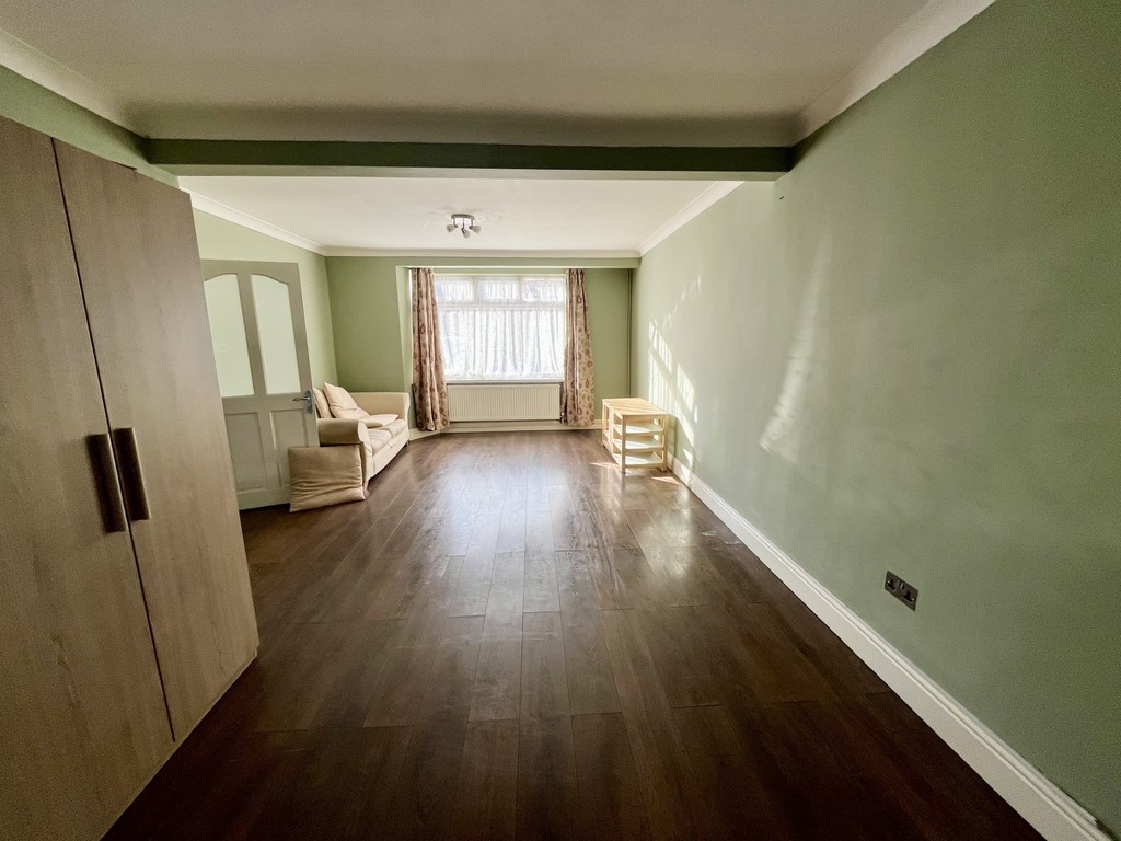 3 bed semi-detached house to rent in Orchard Avenue, Feltham  - Property Image 4