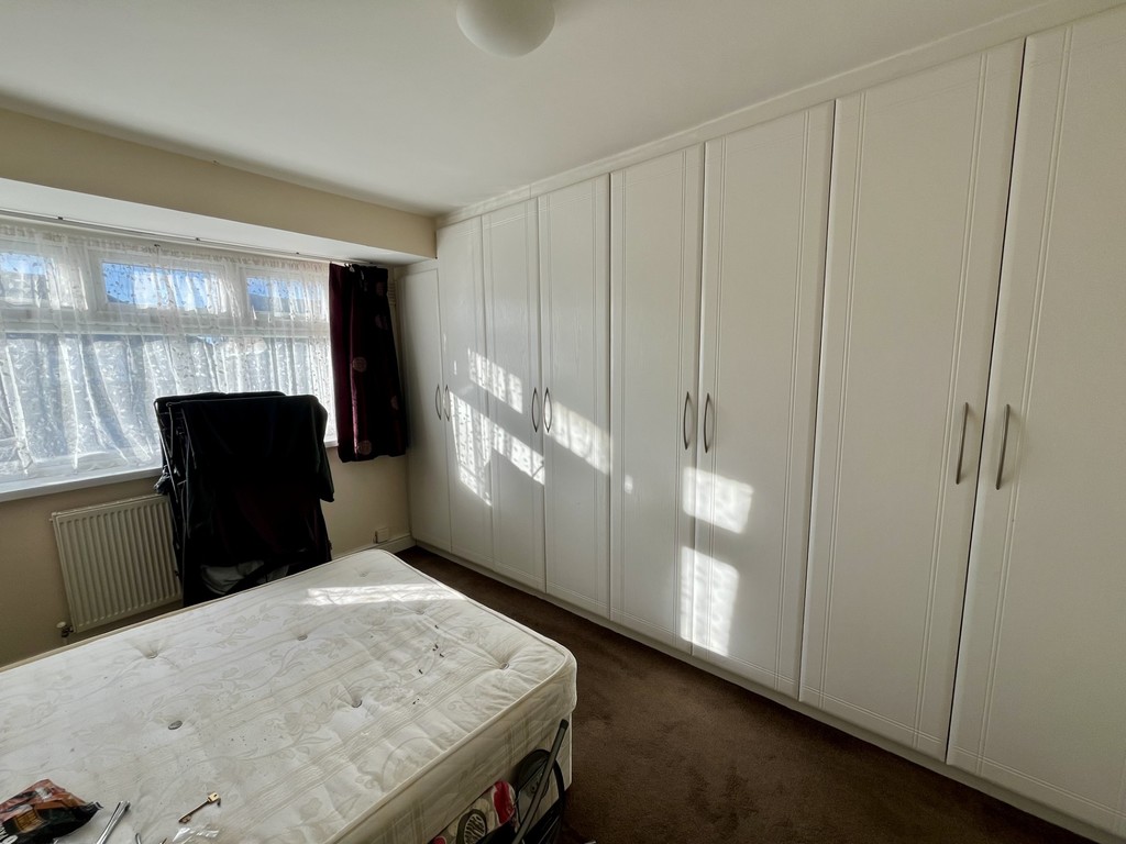 3 bed semi-detached house to rent in Orchard Avenue, Feltham 5