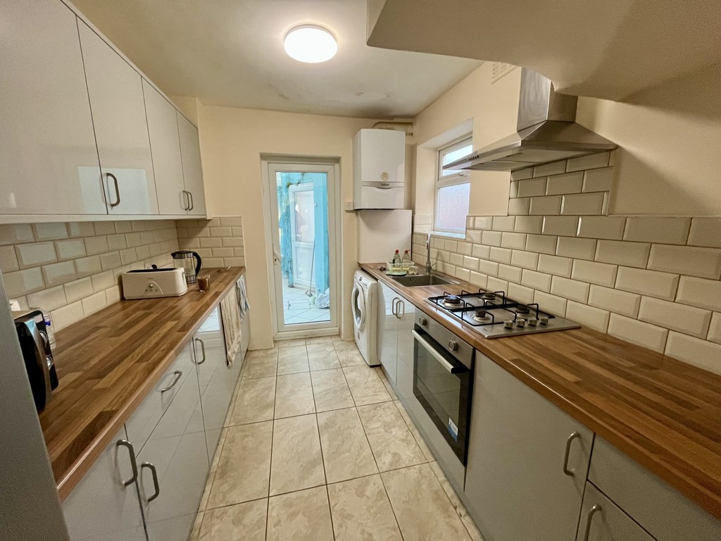 3 bed semi-detached house to rent in Orchard Avenue, Feltham  - Property Image 3