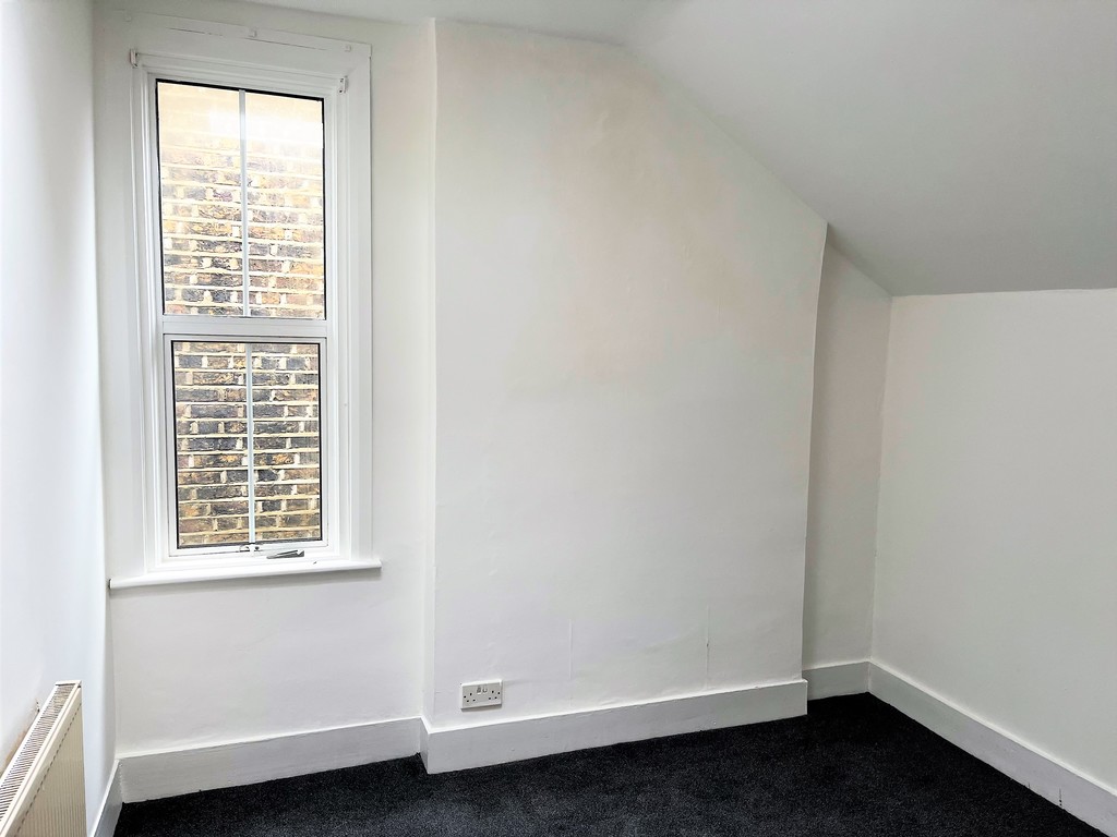 3 bed flat to rent in Goldsmith Road, London 6