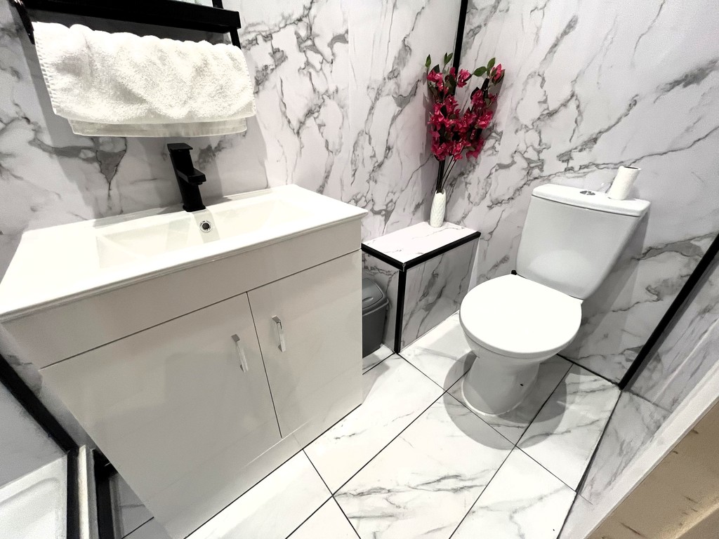 1 bed studio flat to rent in Seymour Gardens, Feltham  - Property Image 4