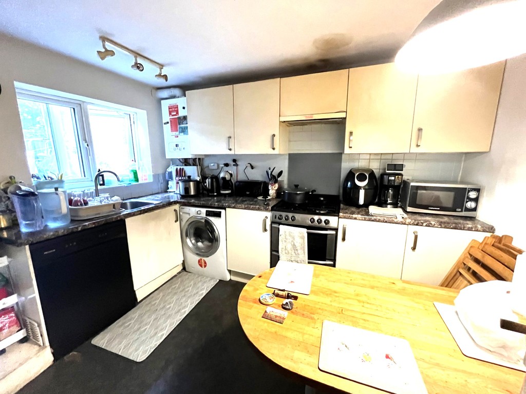 2 bed end of terrace house to rent in Martindale Road, Middlesex 4