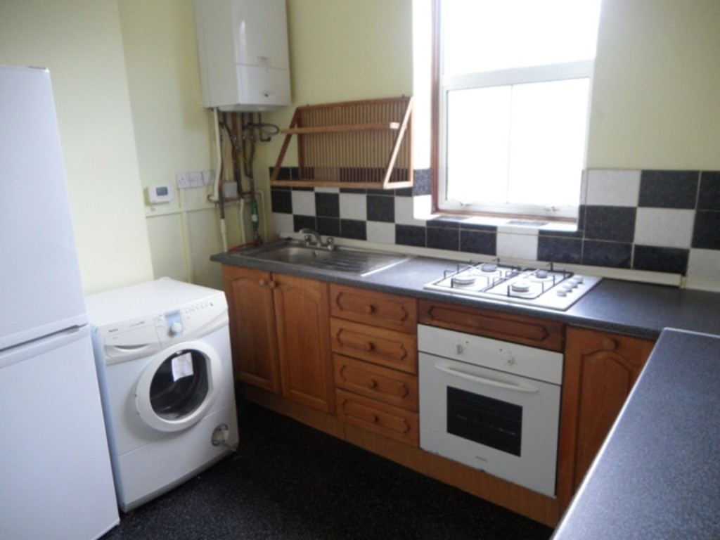 3 bed flat to rent in Goldsmith Road, London  - Property Image 2