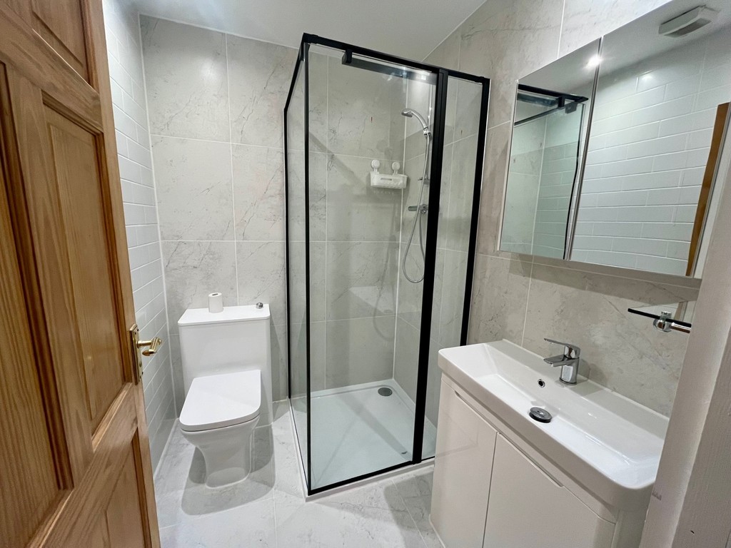 Apartment to rent in Thornbury Road, Isleworth 5