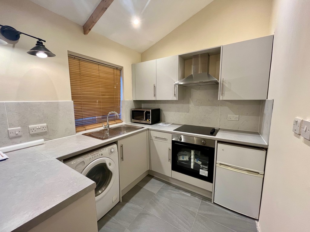 Apartment to rent in Thornbury Road, Isleworth 2