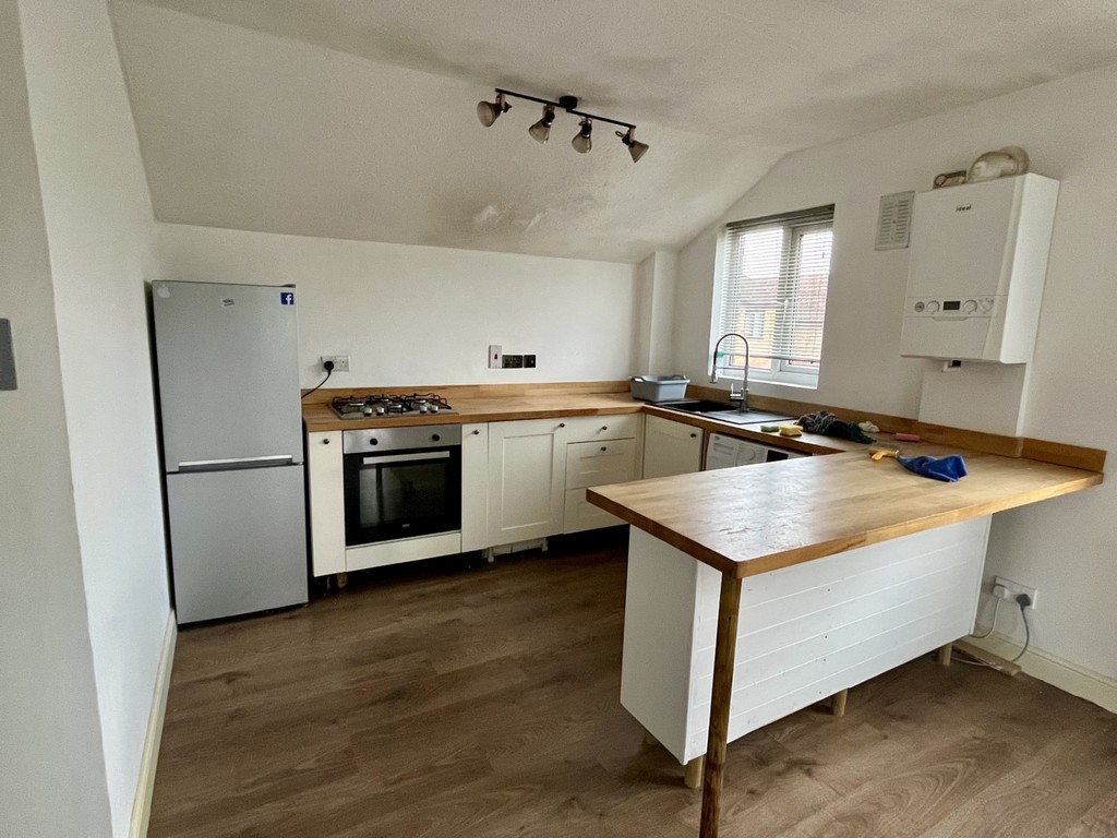 1 bed apartment to rent in Larkham Close, Feltham 2