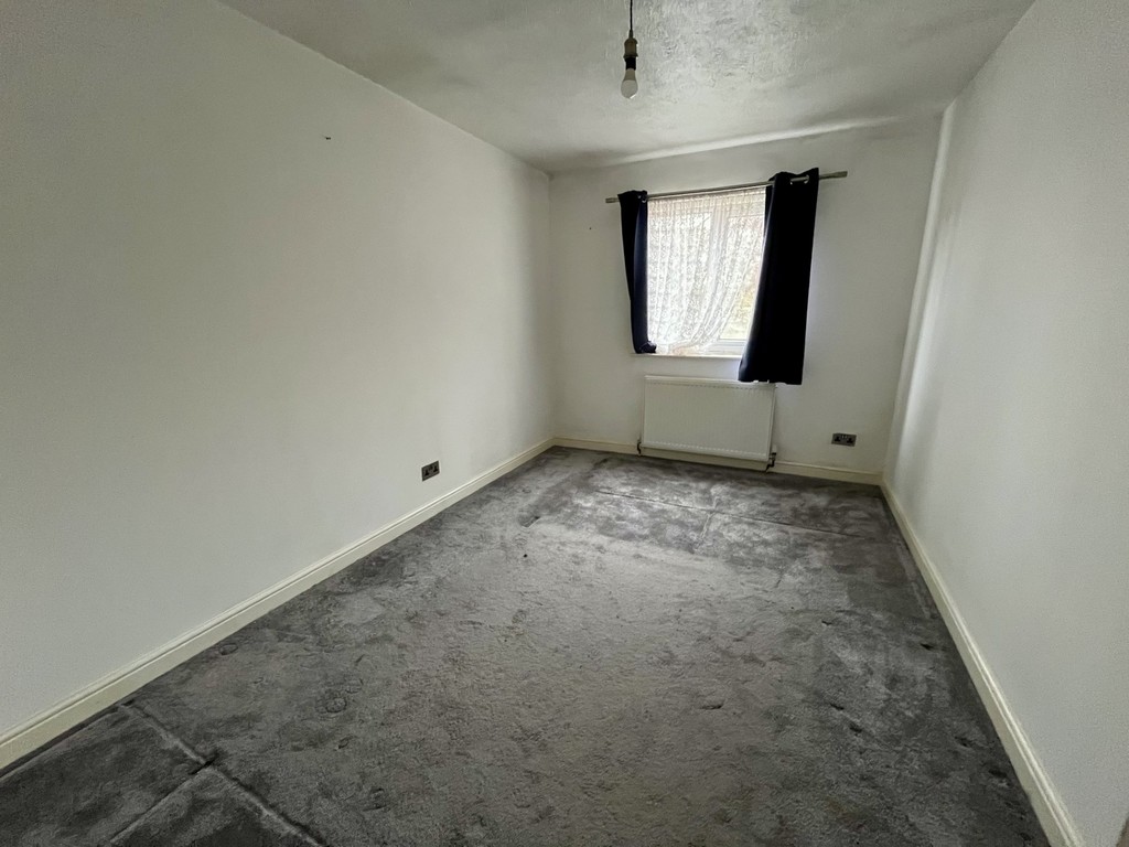 1 bed apartment to rent in Larkham Close, Feltham 3