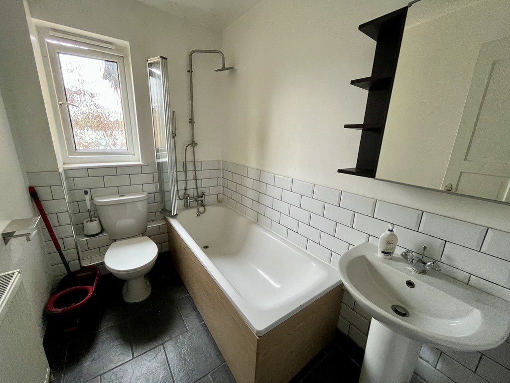 1 bed apartment to rent in Larkham Close, Feltham  - Property Image 6
