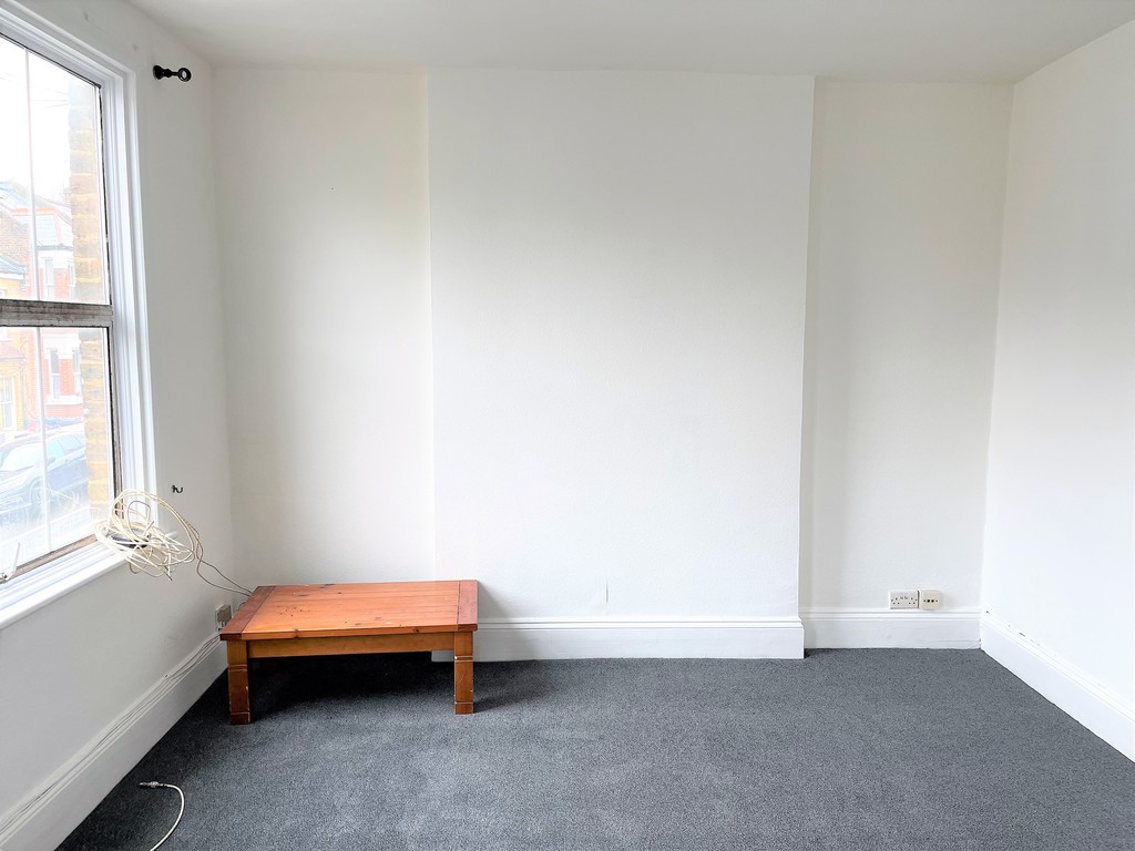 3 bed flat to rent in Goldsmith Road, London 7