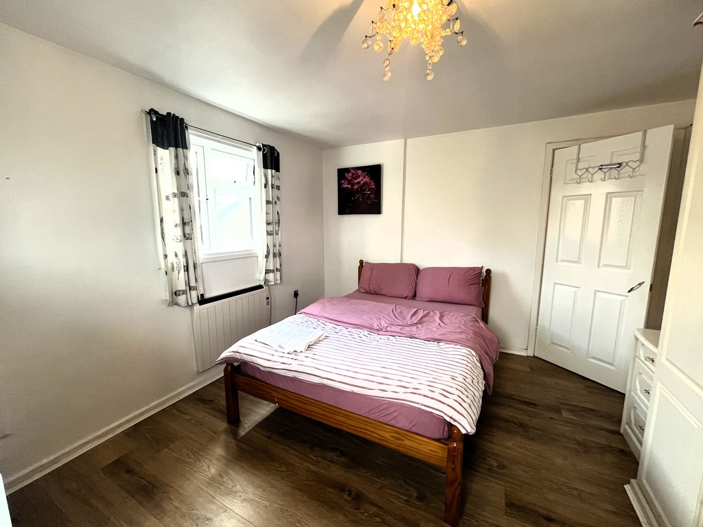 1 bed flat for sale in Pentelow Gardens, Feltham 10