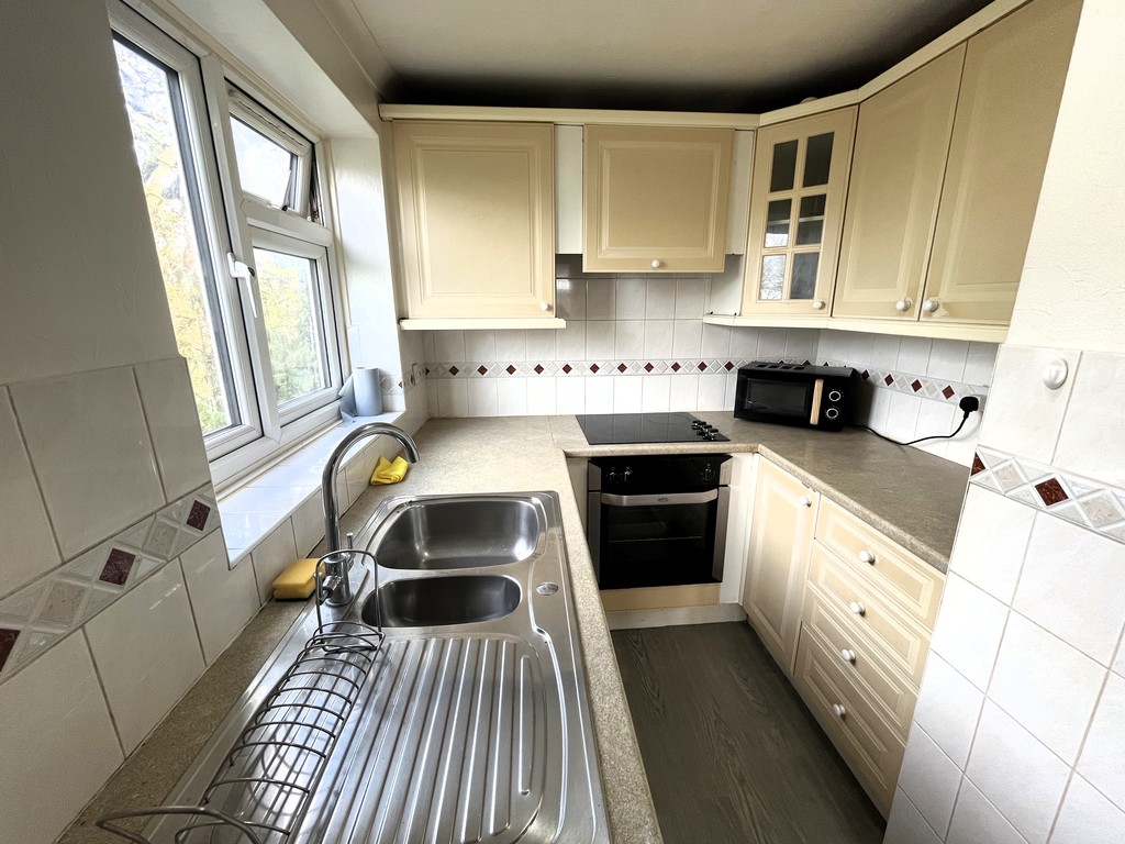 1 bed flat for sale in Pentelow Gardens, Feltham 2