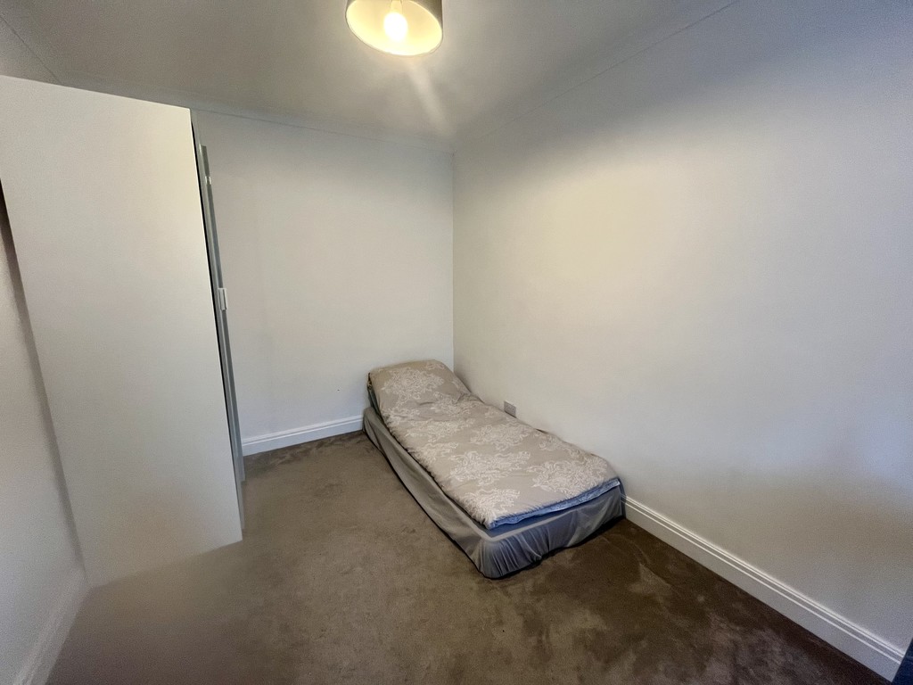 House share to rent in Queens Way, Feltham 1